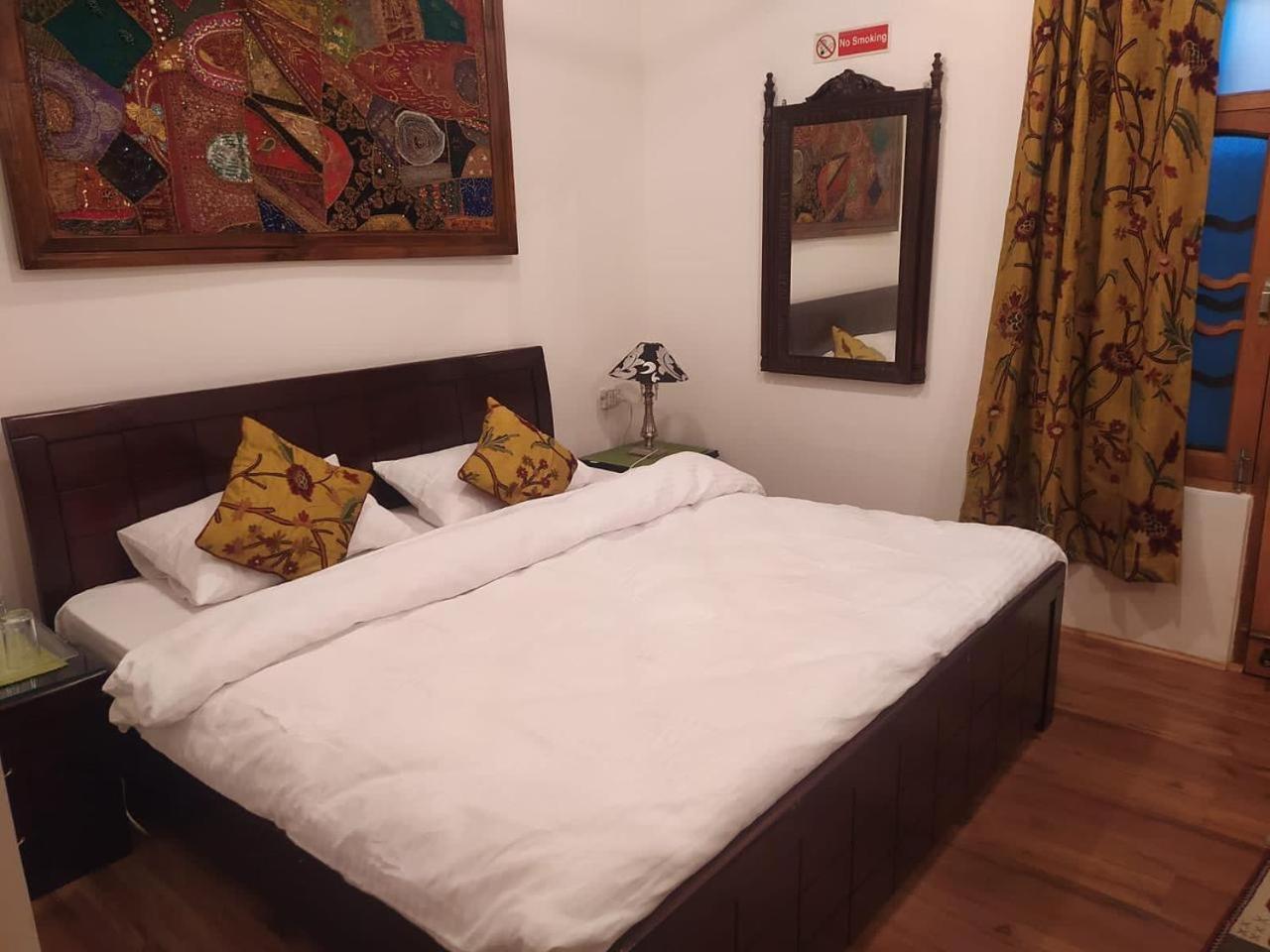 Srinagar Group Of Hotels Exterior photo