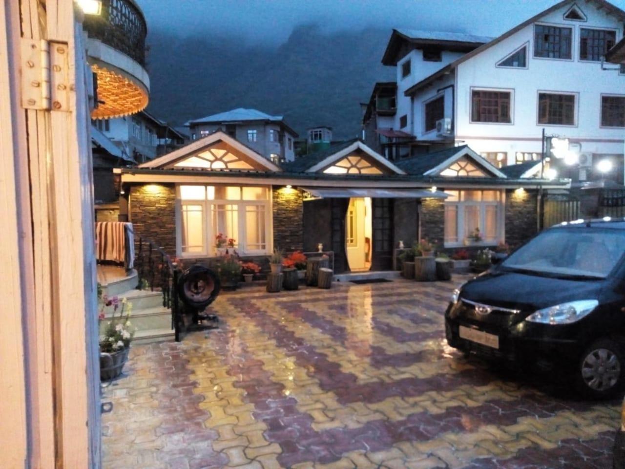Srinagar Group Of Hotels Exterior photo