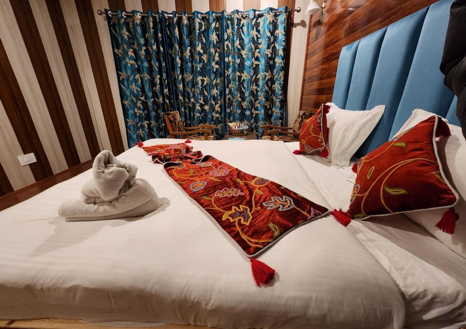 Srinagar Group Of Hotels Exterior photo