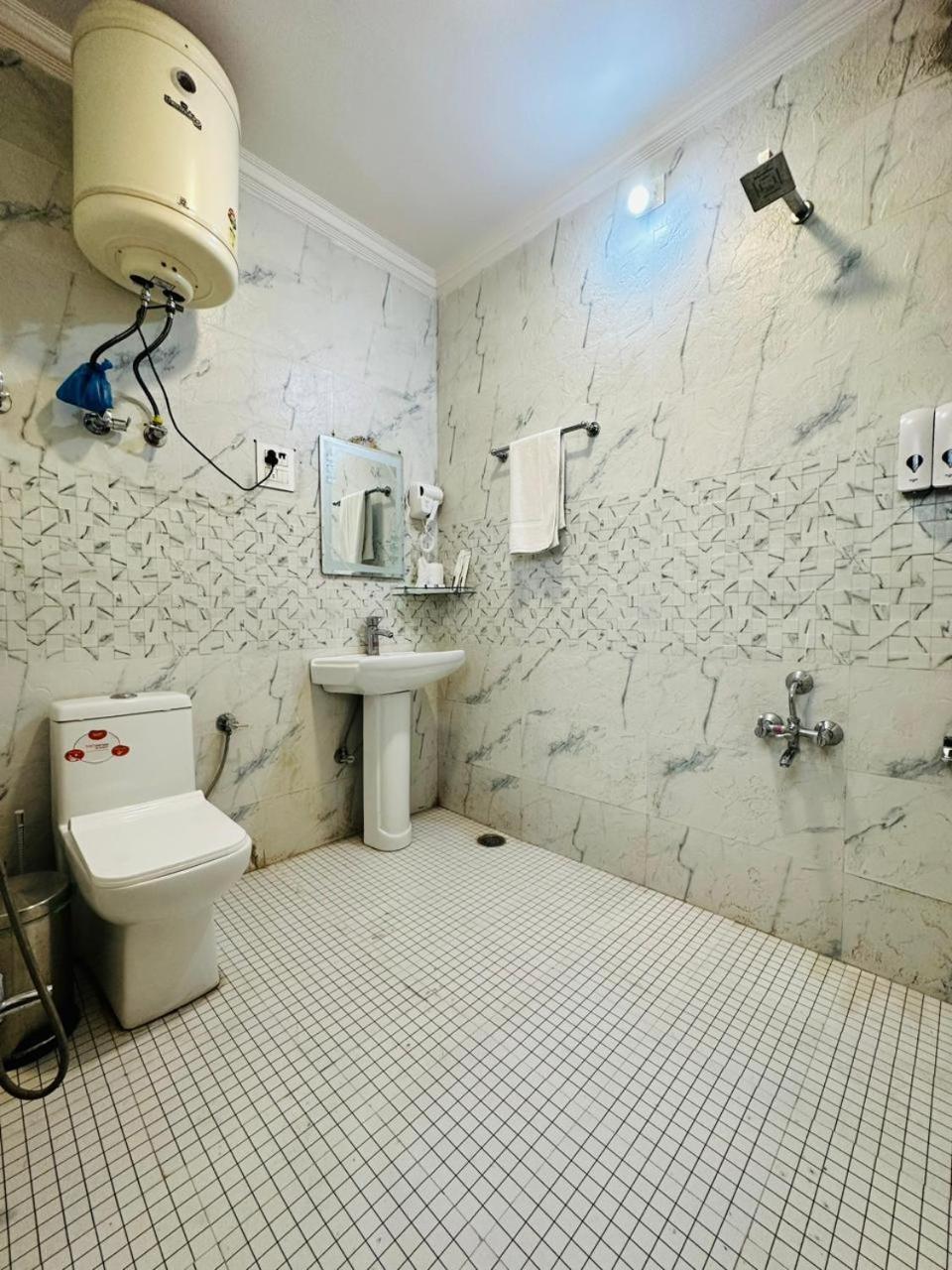 Srinagar Group Of Hotels Exterior photo