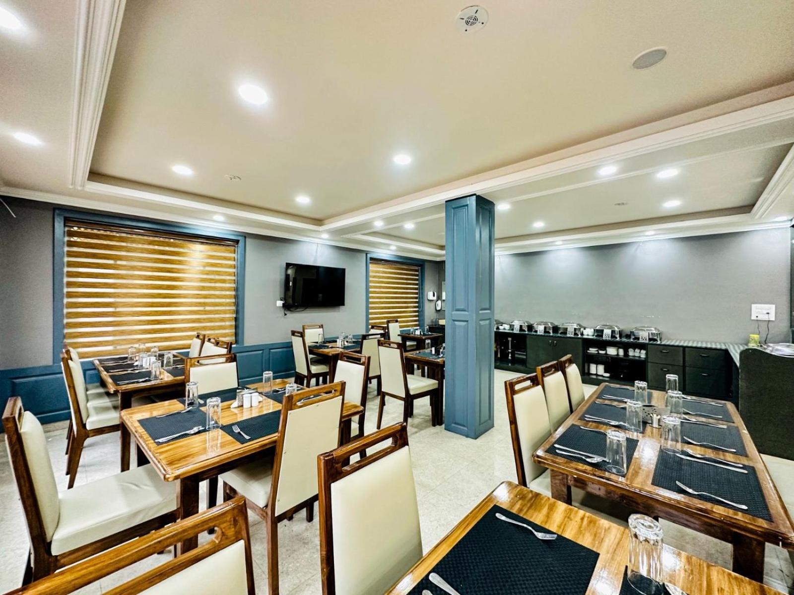 Srinagar Group Of Hotels Exterior photo